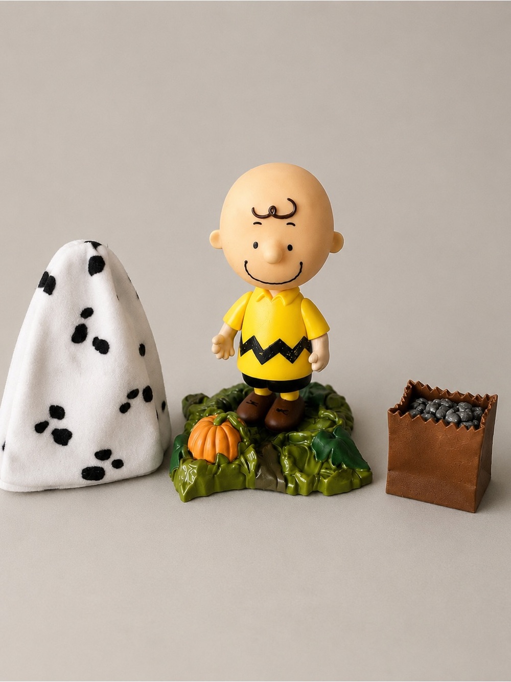 2002 Peanuts Charlie Brown Great Pumpkin Ghost Bag of Rocks Set